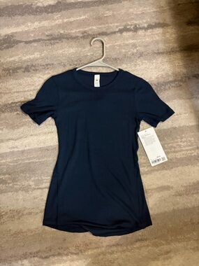 Lululemon hold tight short sleeve navy size 4